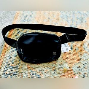 Lululemon everywhere belt bag So black